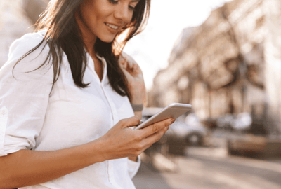 Ez-Runner - Website - Woman on Mobile